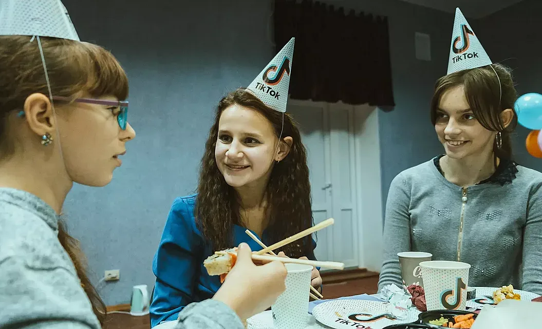 Facebook e платил за кампания, която очерня TikTok