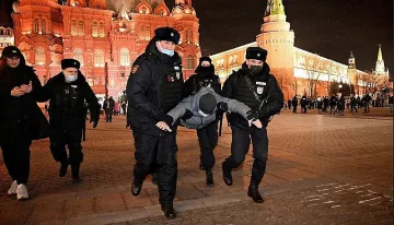 Арестуват протестиращи в Русия, нов погром над журналисти