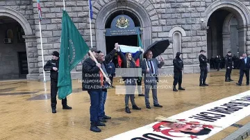 „Възраждане“ развя руското знаме пред министерския съвет