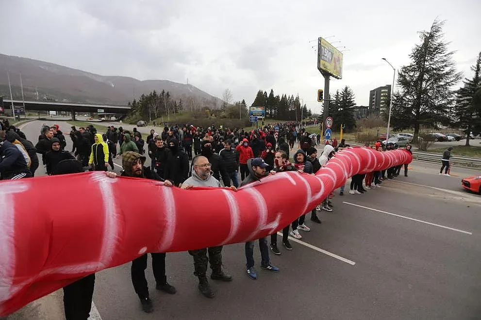 Протест пред БФС: Фенове и клубове въстанаха срещу Боби Михайлов