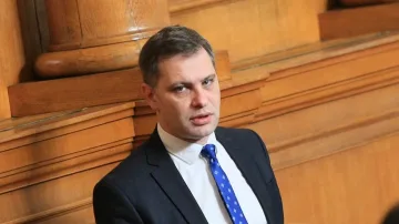 Бивш депутат натисна здраво Петков за Македония. Обвиненията