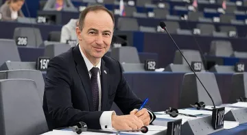 Кои са македонците с българско гражданство? Евродепутат иска списък