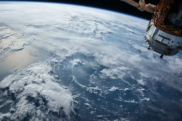 SpaceX спира производството на своята капсула Crew Dragon