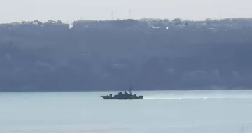Напрежение. Военен кораб тръгна от Варна по сигнал!