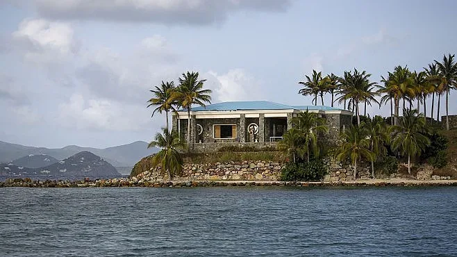 Продават два острова на Епстейн. Какви ги е вършил педофилът там