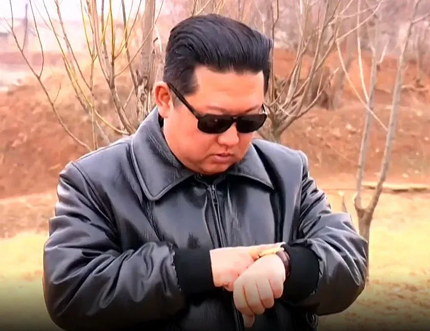 Ким Чен Ун като екшън герой. Вижте как изстрелва ракета! ВИДЕО