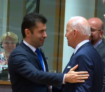 Петков в прегръдка с Байдън, какво обсъждат