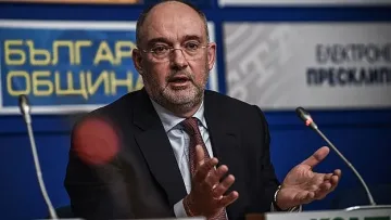 Напрежение. Дясната ръка на Бербатов аут от футбола