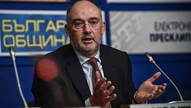 Напрежение. Дясната ръка на Бербатов аут от футбола