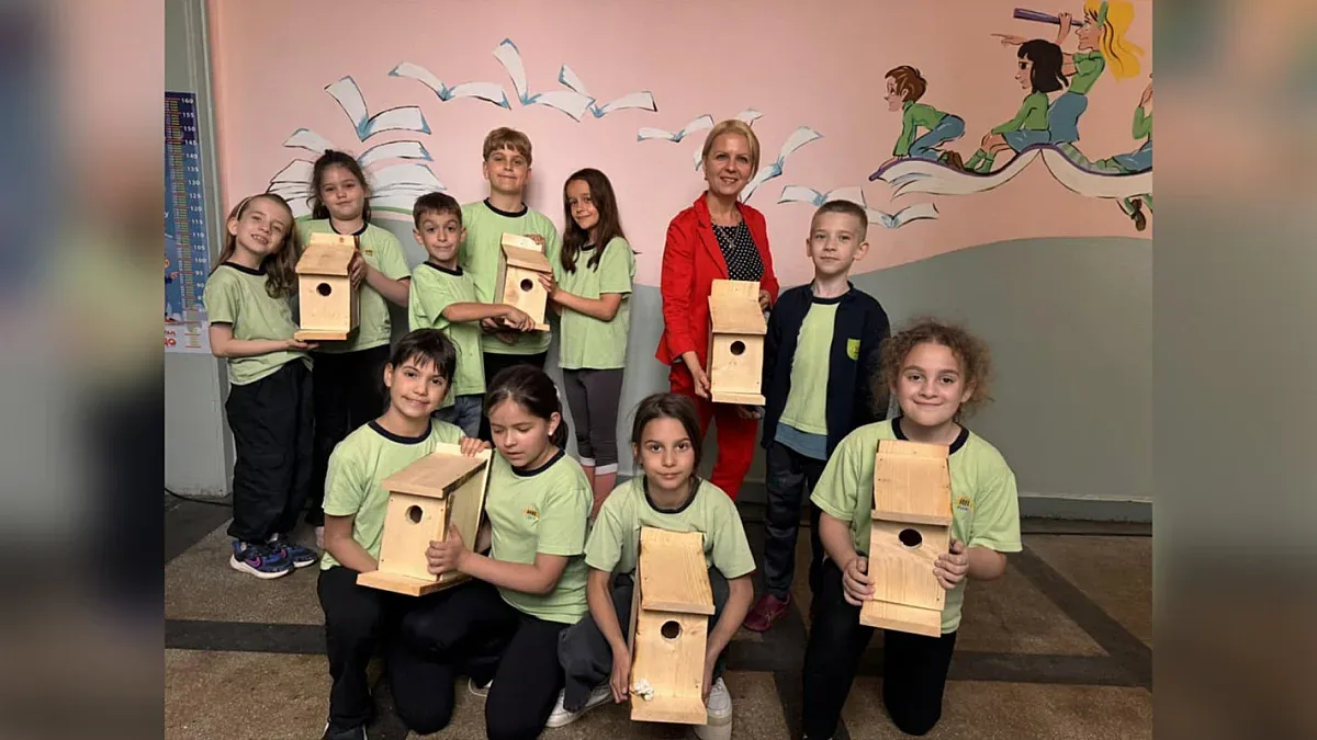 Русенски ученици изработват цветни къщички за птици