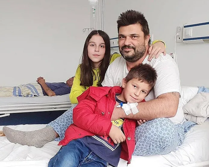 Самотен баща има нужда от помощ, за да плати скъпо лечение