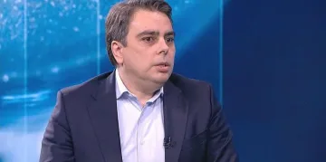 Eкшън! Младежи от ГЕРБ причакаха Асен Василев, с какво са въоръжени