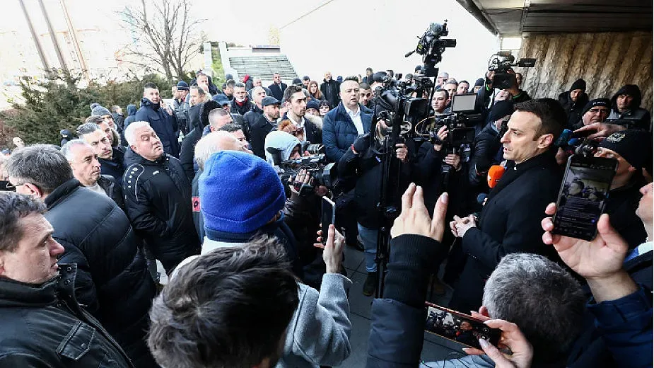 Цирк и във футбола! Какво става в НДК, има ли конгрес