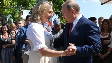Путин подарил скъпи бижута на австрийска министърка