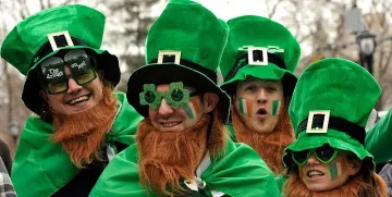 Ирландците празнуват Св. Патрик. Защо всичко е зелено