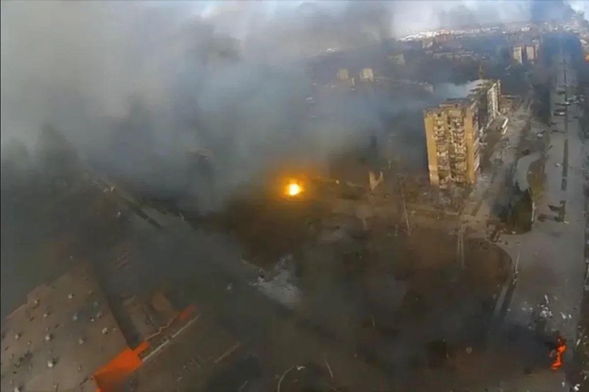 Кошмар в Мариупол. Бомбардират театър с 1200 души вътре