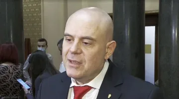 Гешев чака Кьовеши. Каква изненада й е приготвил