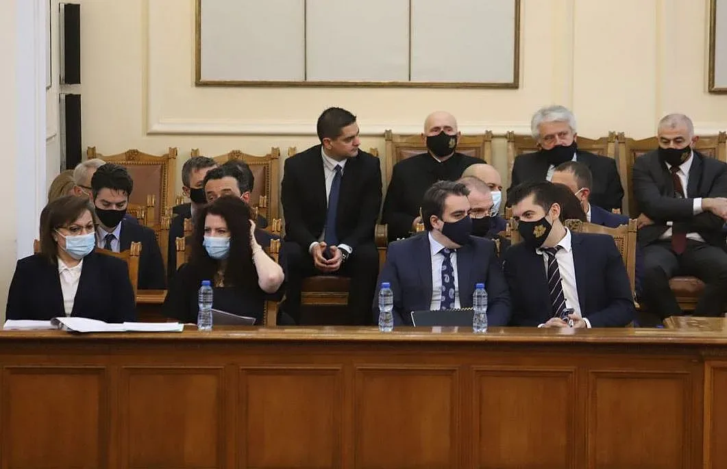 Анкета: Властта губи подкрепа, опозицията стои стабилно (ГРАФИКА)