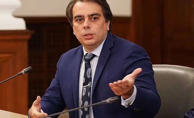 Извънредно. Асен Василев разкри план за България