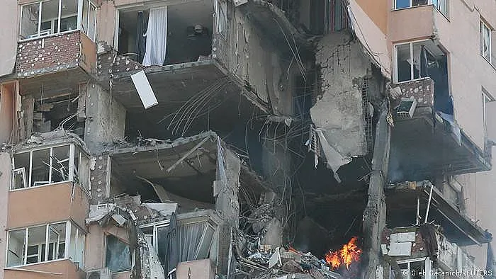 Ужасът в Киев! Руски снаряд удари жилищен блок