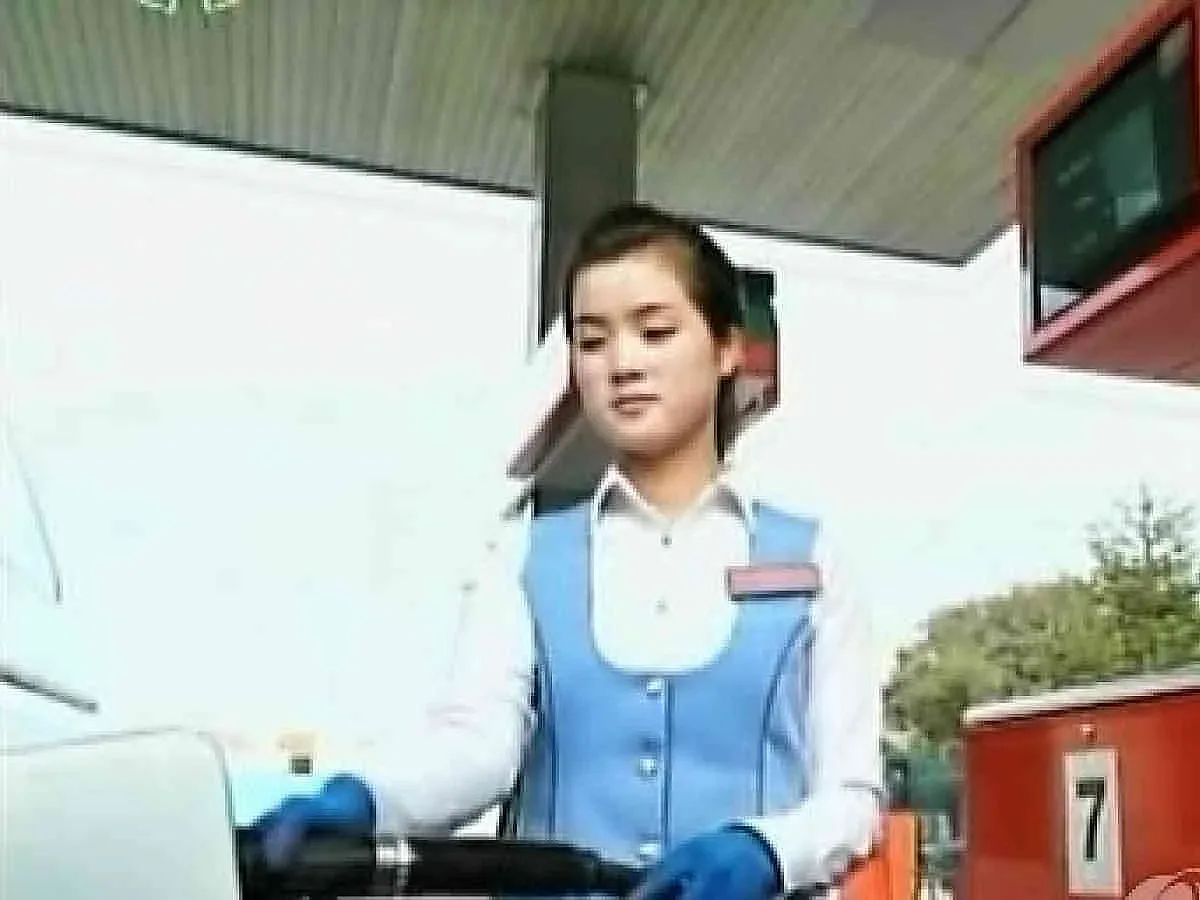 Изумително! Къде работят най-красивите жени в Северна Корея? ВИДЕО