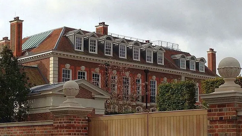 Лондон се подиграва с олигарсите, какво ще прави с имотите им