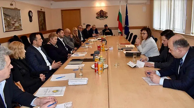 Нинова хвана цаката на олиото. Защо купуваме по-скъпо?