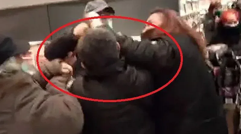 И това доживяхме! Ръкопашен бой за олио в хипермаркет