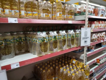 Истерия с олиото, магазините правят нещо невиждано от соца (СНИМКИ)