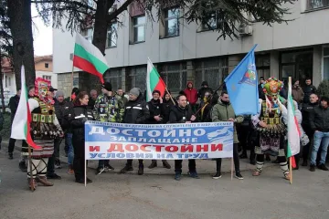 Полицаи и кукери заедно на протест, какво поискаха