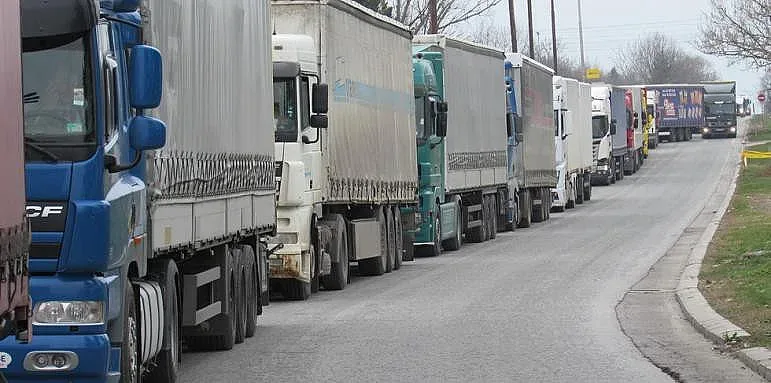 15 км опашка от тирове със зърно на Кулата. Чакат от седмица