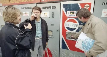 Съветският съюз се връща в магазините, часовниците спират