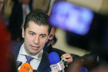 Кирил Петков взе съвет от шофьор на пътя (СНИМКА)