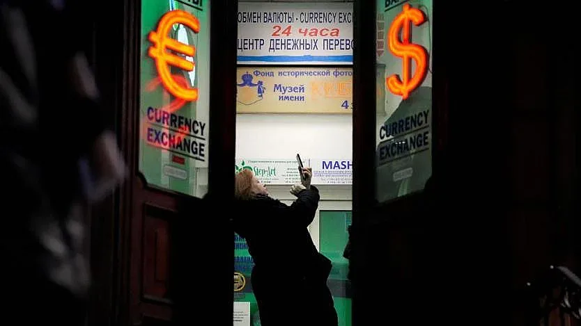 Рублата се дави. Повлече и евровалутите