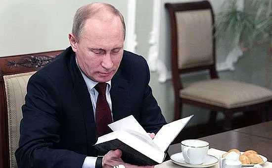 Путин се изолира от обкръжението си, какви книги чете