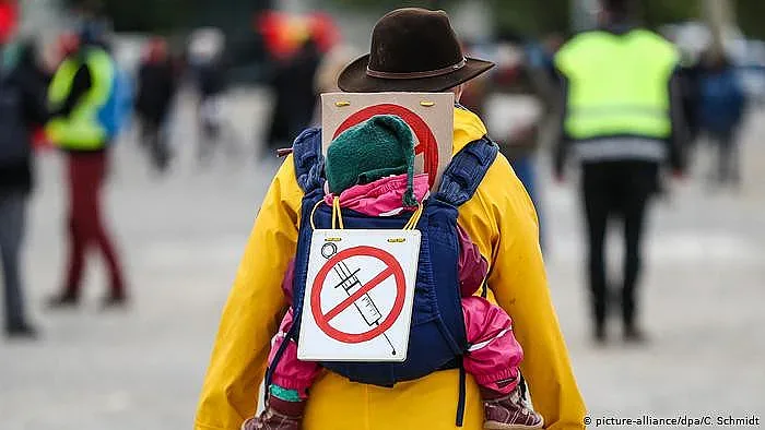 Защо антиваксърите глътнаха бастун. Ето за кого работят