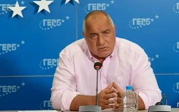 Борисов прегърна Петков и зашлеви друг