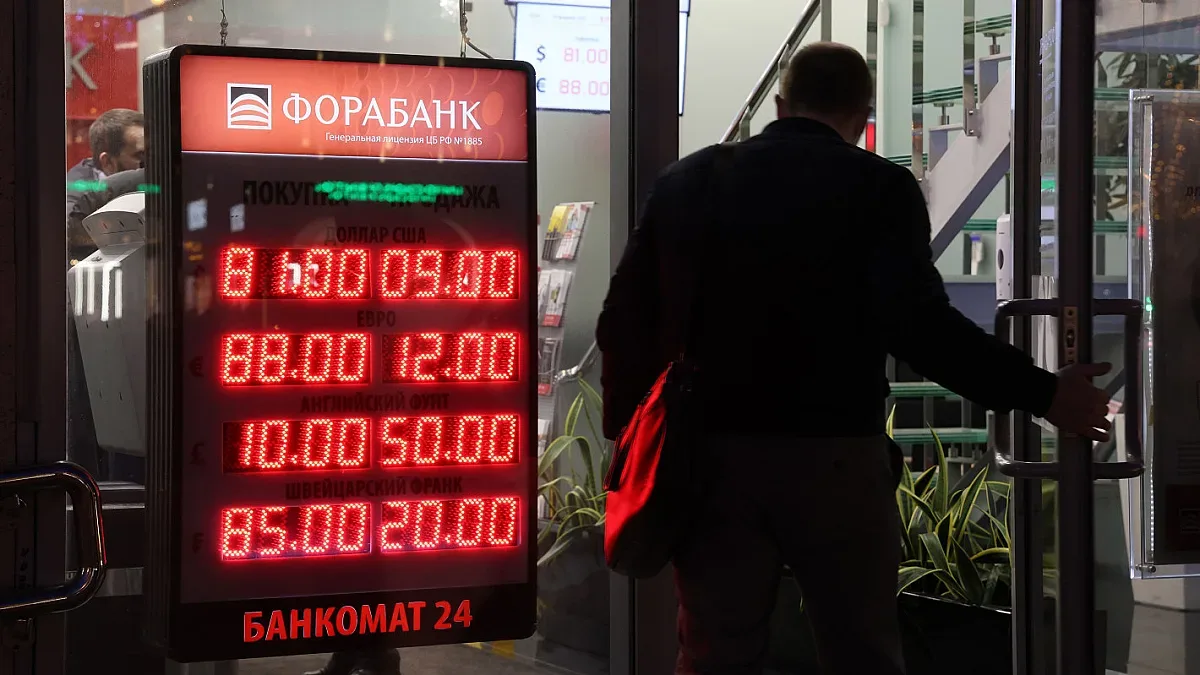 Цената на войната: Скъпи кредити и заключени банкови карти