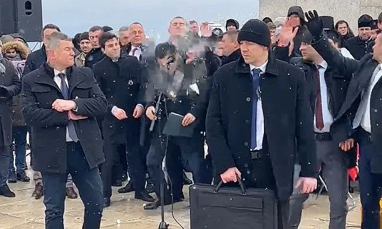 Вижте екшъна на Шипка. Замерят и освиркват Петков (ВИДЕО и СНИМКИ)
