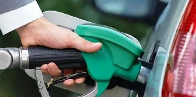 Шок с цената на бензина! Опашки пред колонките