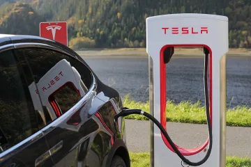 Tesla с безплатно зареждане на бягащи от Украйна с електромобили