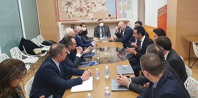 Лорер обсъжда с бизнеса какво ще правят с идващите от Украйна