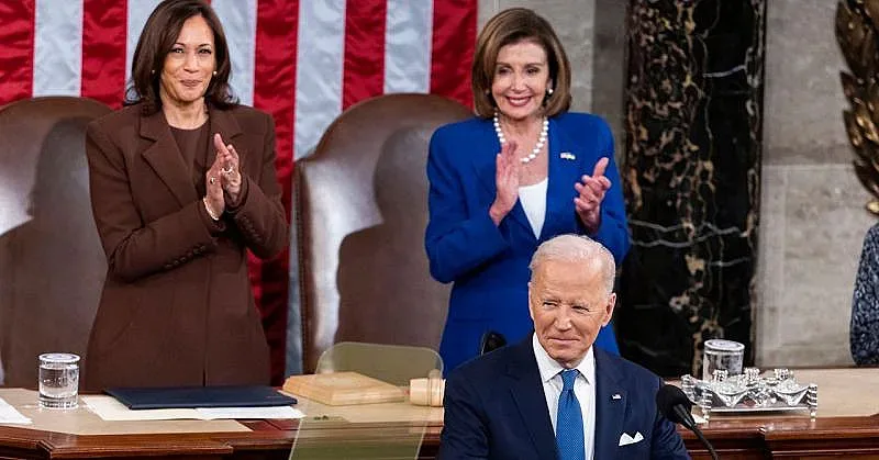 Демократи и републиканци на крака, ръкопляскат на Байдън