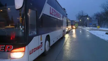 Външният министър посреща автобуси с евакуирани от Украйна