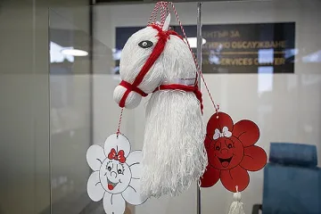 Баба Марта посреща посетителите на Центъра за информация и услуги