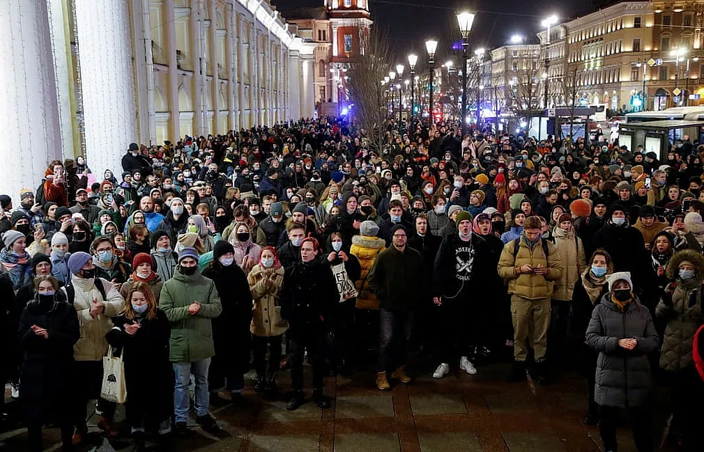 Протести по улиците от Москва до Сибир, как се разправиха властите
