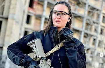 Мис Украйна вдигна автомат срещу Путин (СНИМКИ)