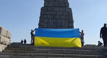 Развяха украински флаг пред паметника на Альоша