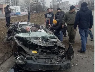 Брутално! Руски танк прегази кола с човек вътре (ВИДЕО)