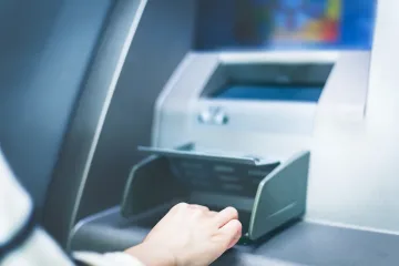 Хиляди руснаци на опашки пред банкомати. Какво става?